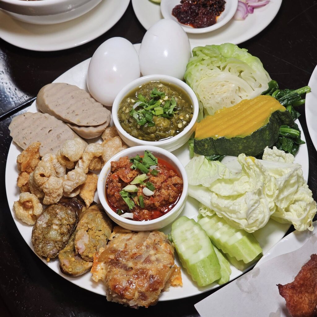 ออเดิร์ฟเมืองซึ่งมีน้ำพริกอ่องด้วย