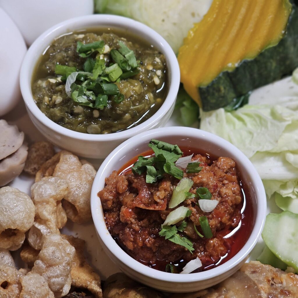 น้ำพริกอ่องและน้ำพริกหนุ่ม
